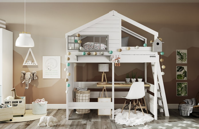 Lit maison avec espace de travail dans la chambre d'enfant