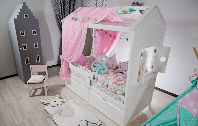 Lit en forme de maison dans une chambre d'enfant