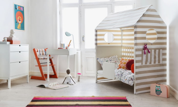 lit en forme de maison dans la chambre d'enfant