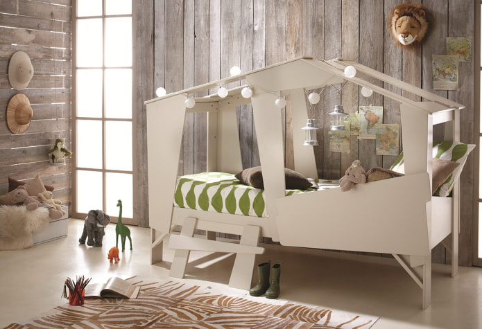 Lit en forme de maison dans la chambre d'enfant