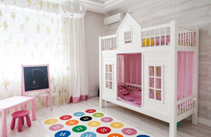 Lit en forme de maison dans une chambre de fille