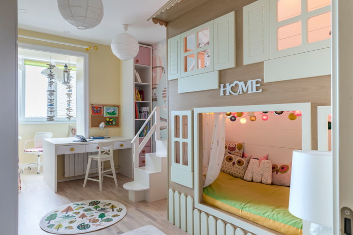 Lit en forme de maison dans une chambre de fille