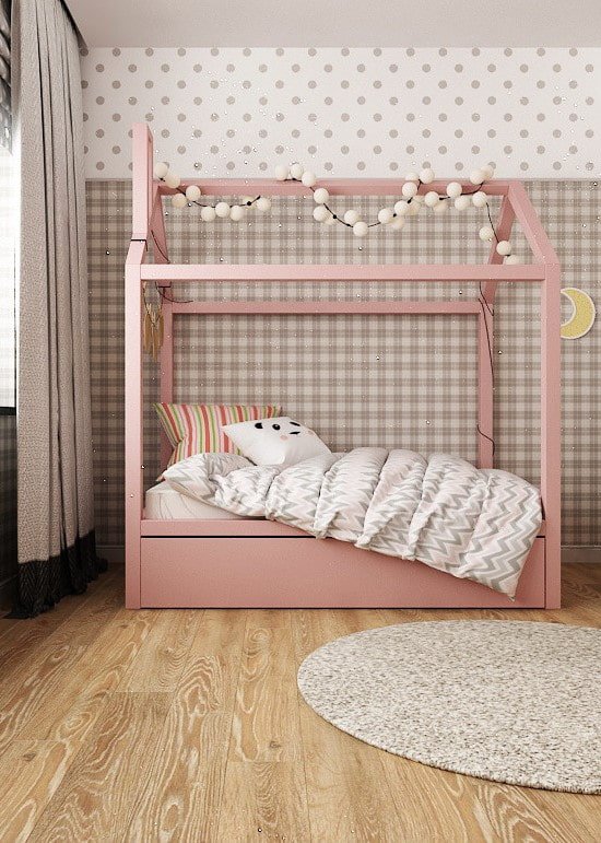 lit rose en forme de maison dans une chambre d'enfant