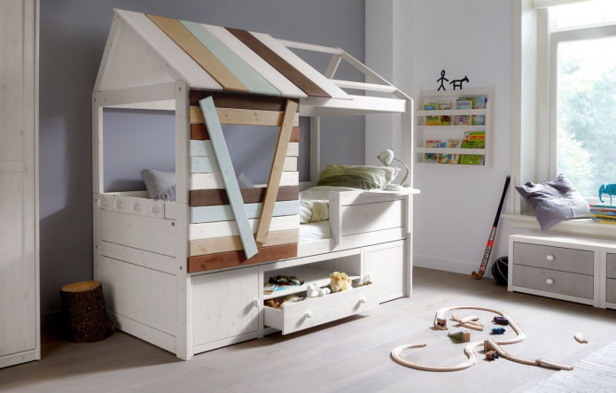 Lit en forme de maison avec tiroirs dans la chambre d'enfant