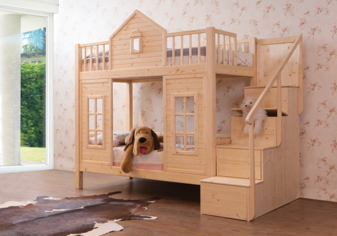 Lit en forme de maison avec échelle dans la chambre d'enfant