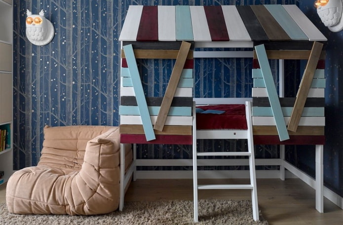 Lit en forme de maison avec échelle dans la chambre d'enfant