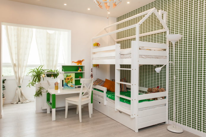 Lit en forme de maison dans une chambre d'enfant