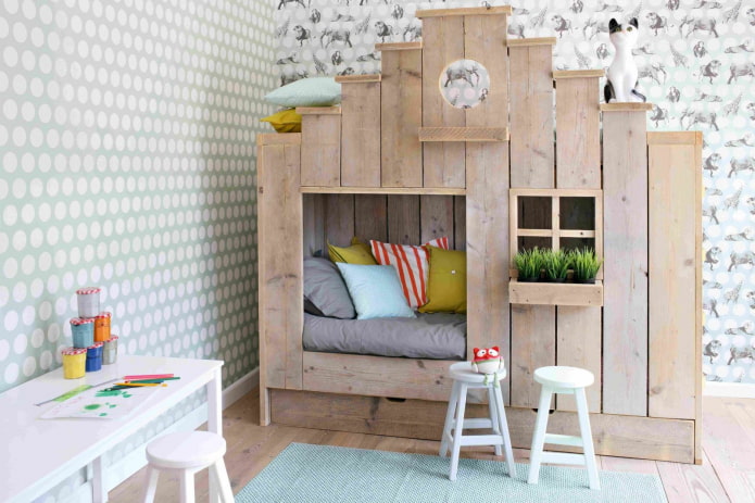 un lit en forme de maison dans une chambre de bébé
