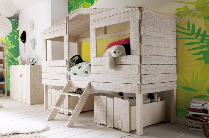 Lit en forme de maison dans la chambre d'enfant