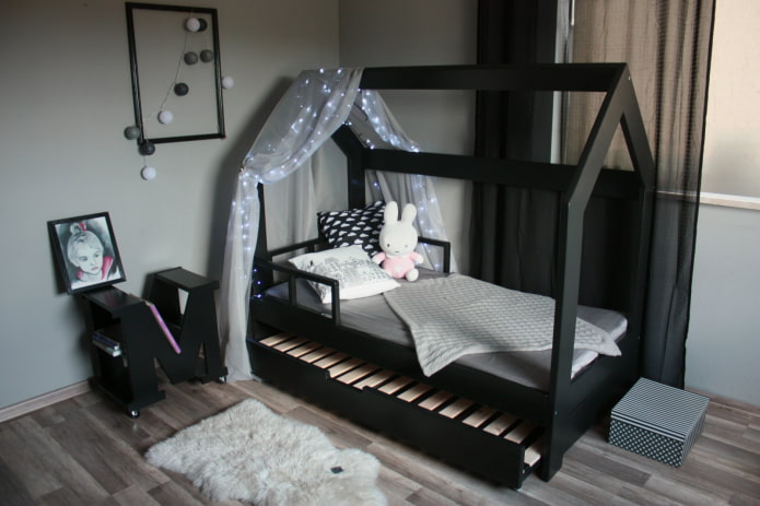 lit en forme de maison dans la chambre d'enfant