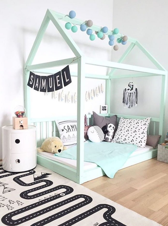 Lit en forme de maison dans une chambre d'enfant