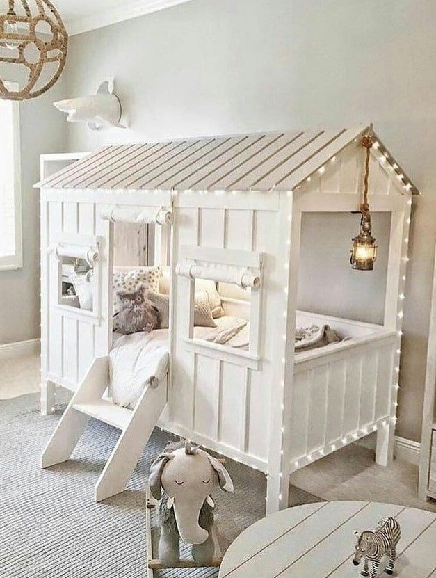 Lit en forme de maison dans une chambre d'enfant