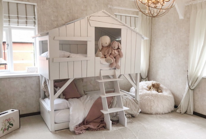 Lit en forme de maison dans une chambre d'enfant