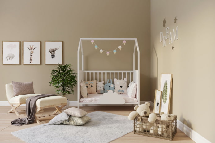 Un lit cabane blanc avec échelle dans une chambre d'enfant
