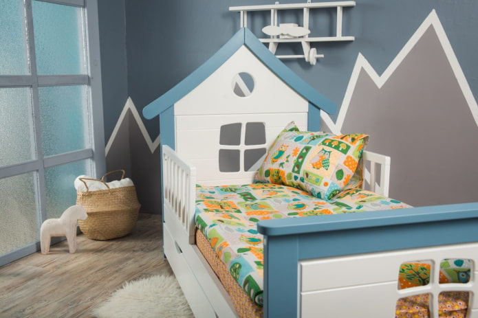 Un lit en forme de maison avec des côtés dans une chambre d'enfant