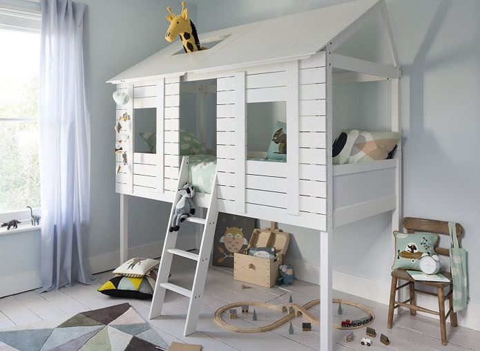 Un lit en forme de maison avec un espace de jeu dans la chambre d'enfant