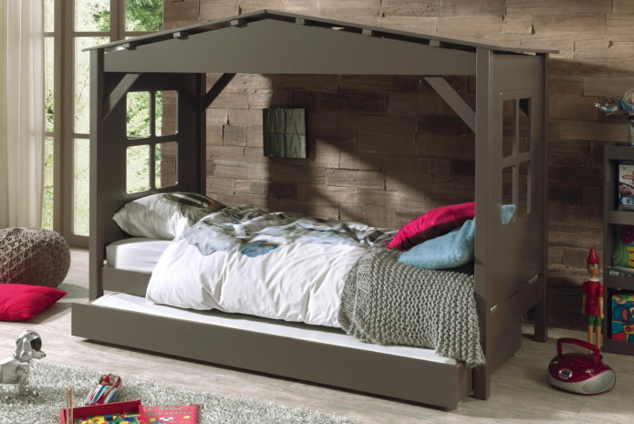 Lit en forme de maison dans une chambre d'enfant