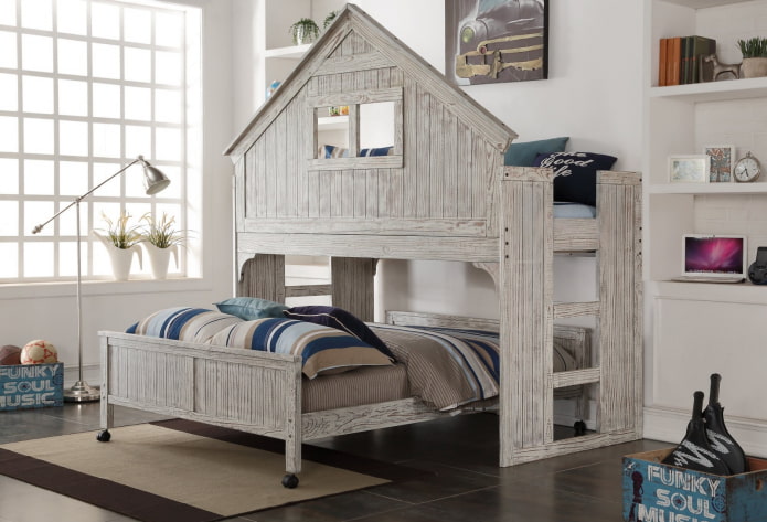 lit gris en forme de maison dans une chambre d'enfant