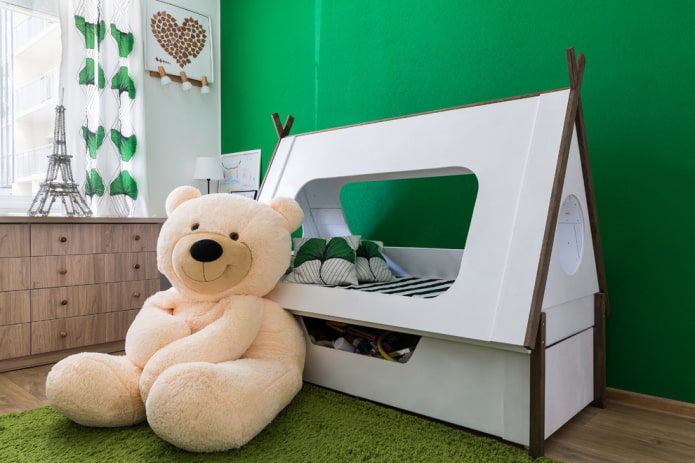 Lit maison avec espace de travail dans la chambre d'enfant
