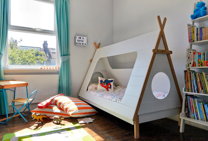 lit en forme de tipi dans une chambre d'enfant pour garçon