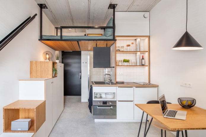 Lit fixe sous le plafond