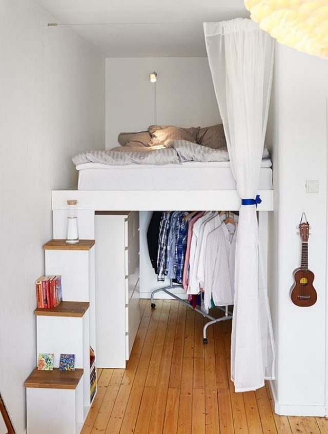 lit au plafond dans la chambre