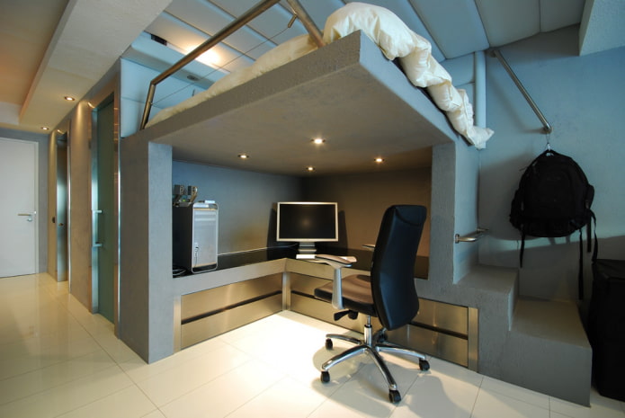 Lit sous plafond avec espace de travail en dessous