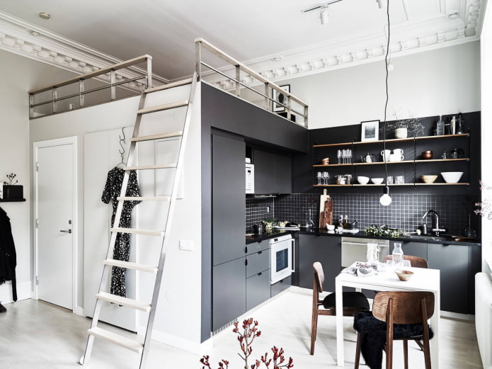 Lit au-dessus du plafond dans la cuisine-salon