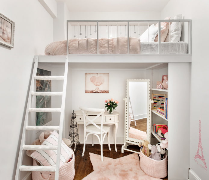 Lit au deuxième étage dans la chambre d'enfant