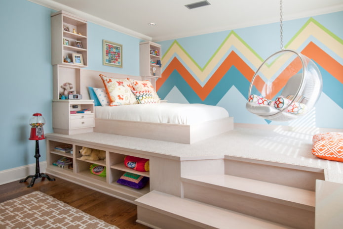 lit podium dans une chambre d'enfant