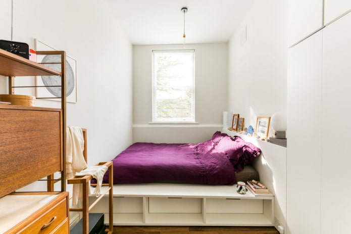 lit sur podium dans une chambre