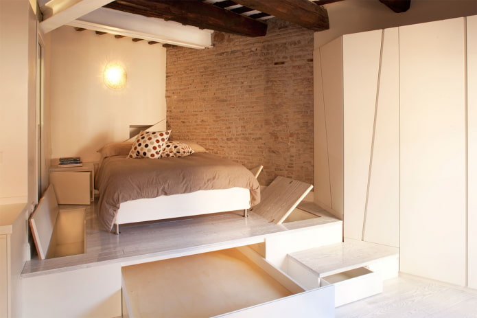 lit sur podium à cadre en intérieur