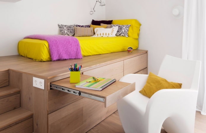 lit podium dans une chambre d'enfant