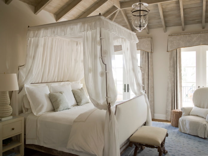 Baldaquin en tulle sur un lit