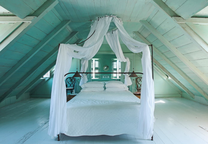 Chambre turquoise avec baldaquin