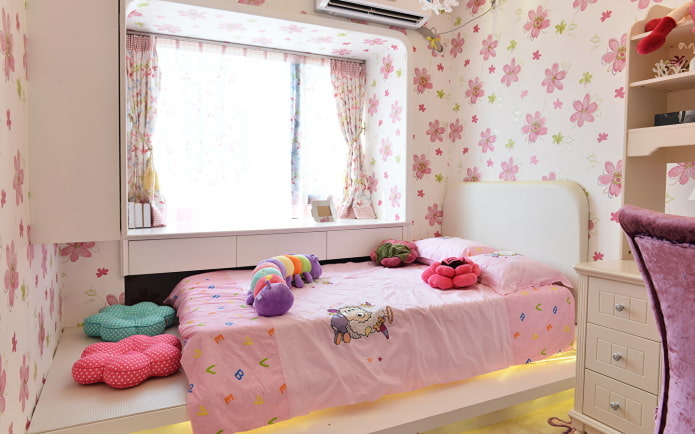 chambre d'enfant avec un lit près des fenêtres
