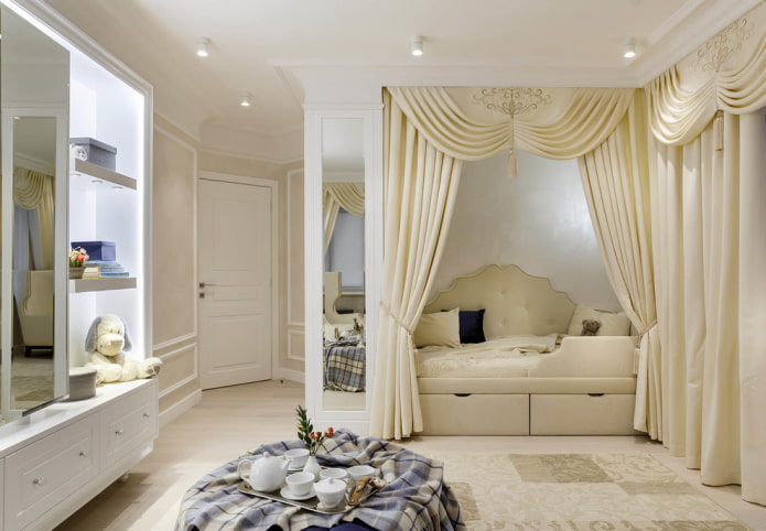 Niche avec un lit décoré de rideaux à l'intérieur