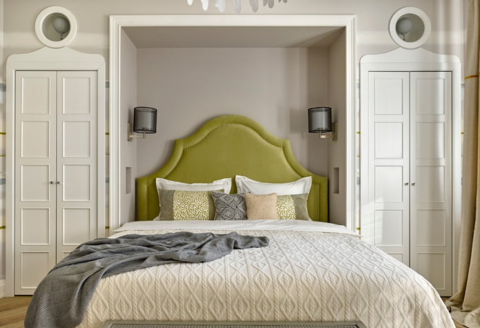 Penderies dans une niche avec un lit à l'intérieur