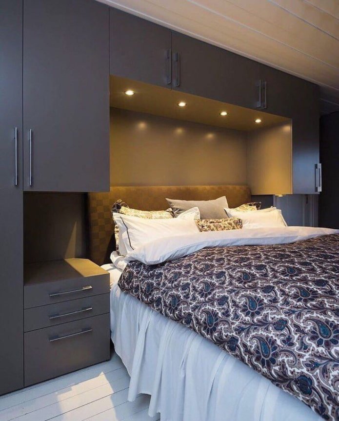 Éclairage dans une niche avec un lit à l'intérieur