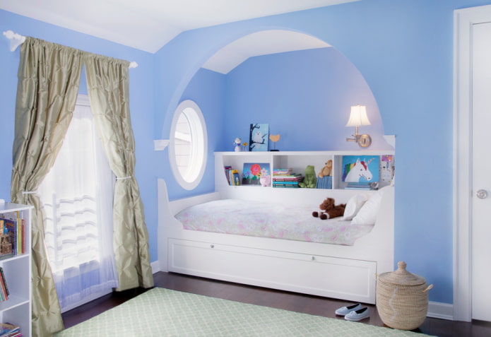 niche avec un lit à l'intérieur de la chambre d'enfant