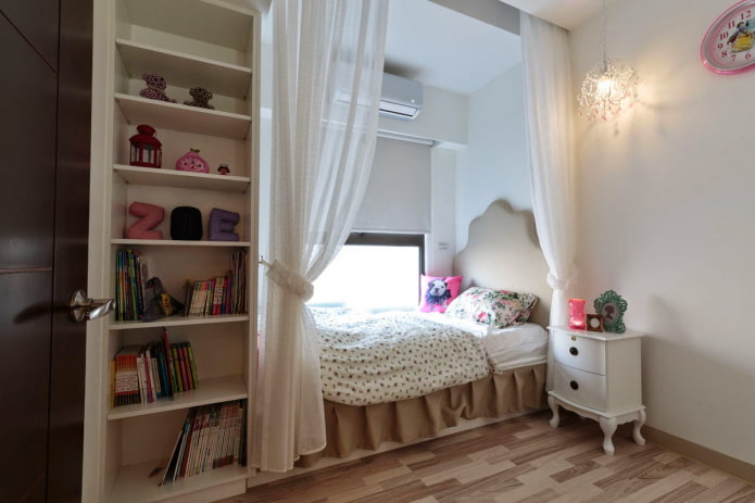 niche avec un lit à l'intérieur de la chambre d'enfant