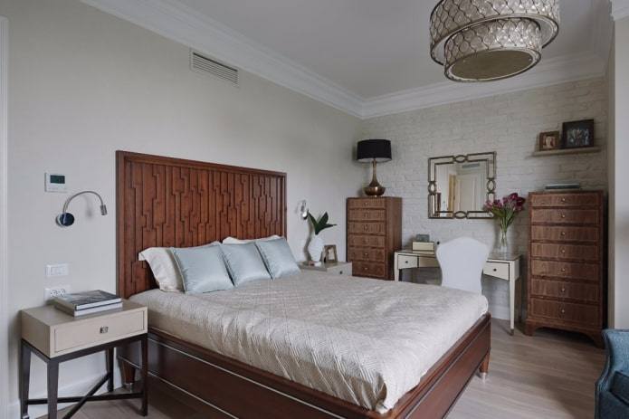 lit en bois dans la chambre