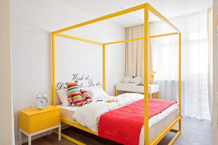 Lit jaune dans la chambre