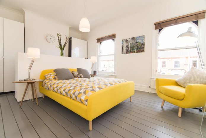 Lit jaune dans la chambre