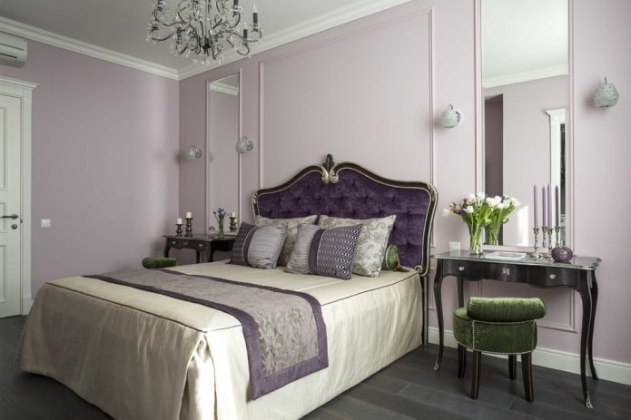 Lit violet dans la chambre à coucher