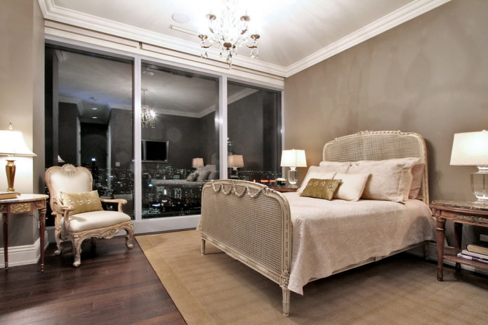 Lit beige dans une chambre