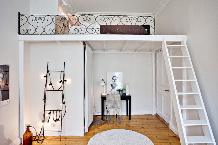 lit au plafond dans une chambre