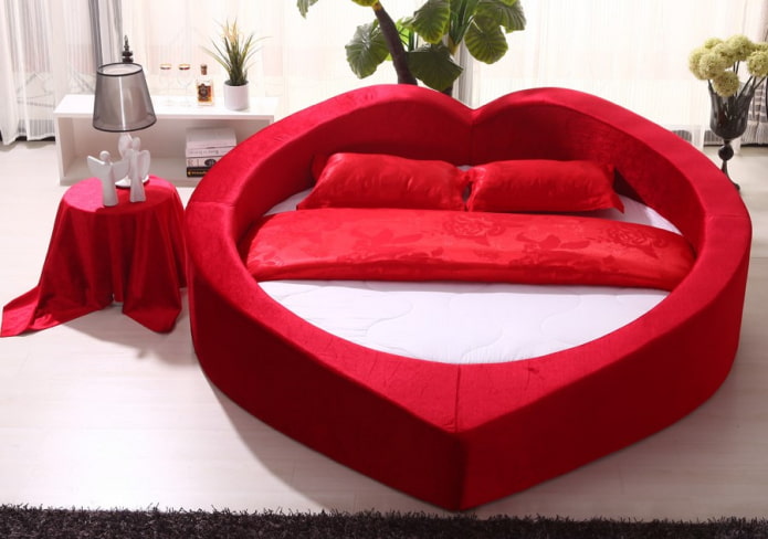 Lit bouclé dans une chambre