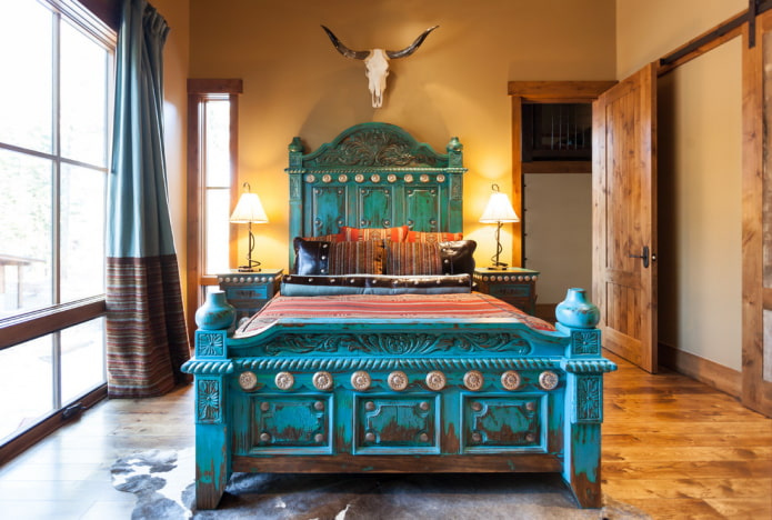 lit antique dans la chambre