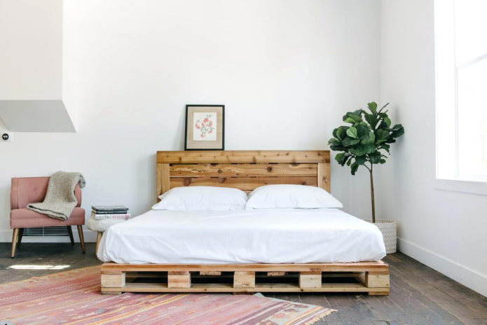 lit en palettes dans une chambre